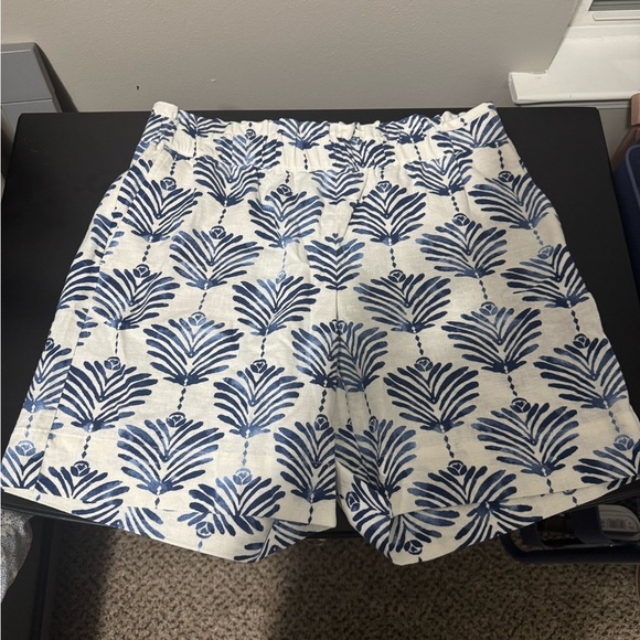 Blue and White Patterned Women's Shorts Linen & Rayon Pull-On Shorts size small - Picture 2 of 5